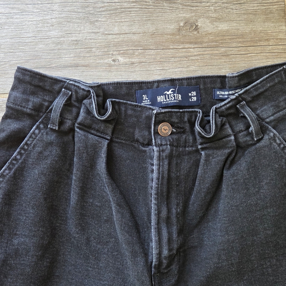 Hollister Women's Black Relaxed Ultra High Rise MOM Jeans